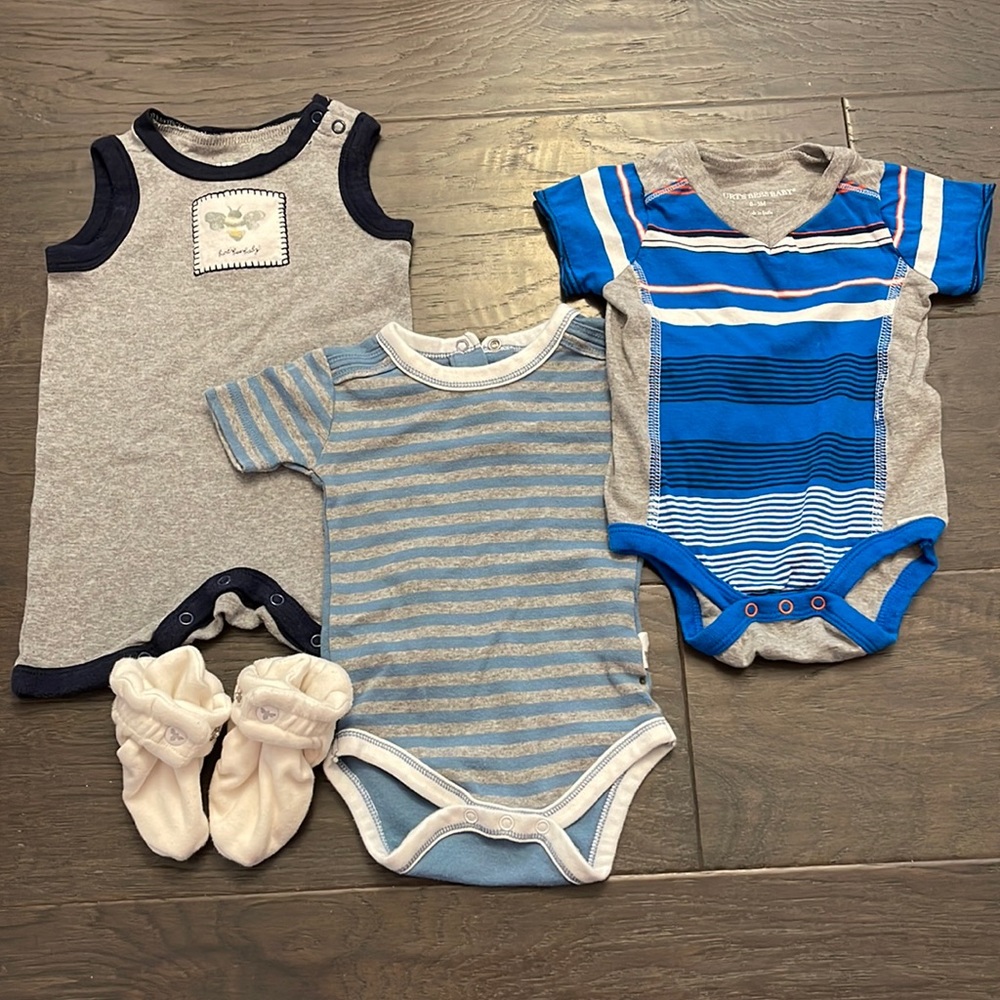 🎉Host Pick🎉 Burt’s Bees Baby bodysuit shortall booties lot size 0-3 month infant